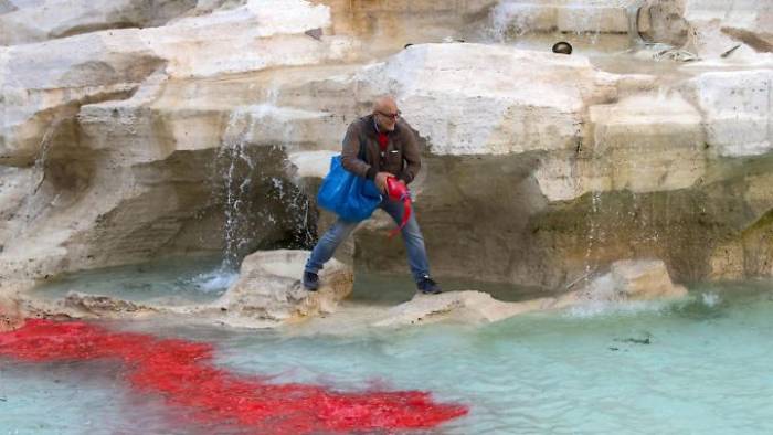 Römischer Trevi-Brunnen rot gefärbt