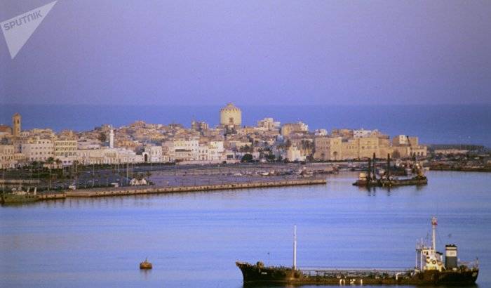 Cinco personas mueren a consecuencia de un impacto de misil en una playa de Trípoli