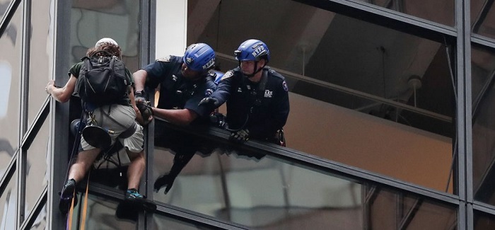 Hombre que escaló torre quería una audiencia con Trump.