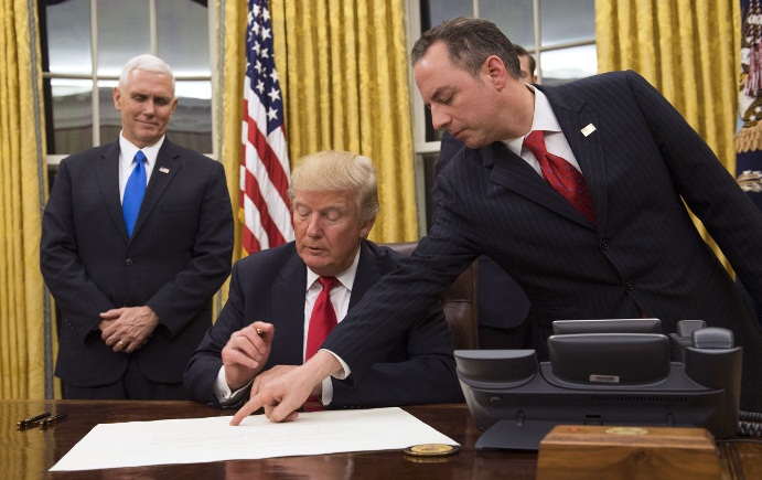 Trump prend un décret pour stopper l`entrée de «terroristes islamiques radicaux»