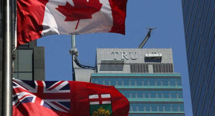 Retiran las letras TRUMP de un hotel en Toronto
