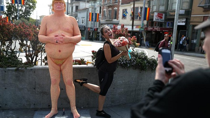 New York : une statue de Donald Trump nu fait sensation - VIDEO
