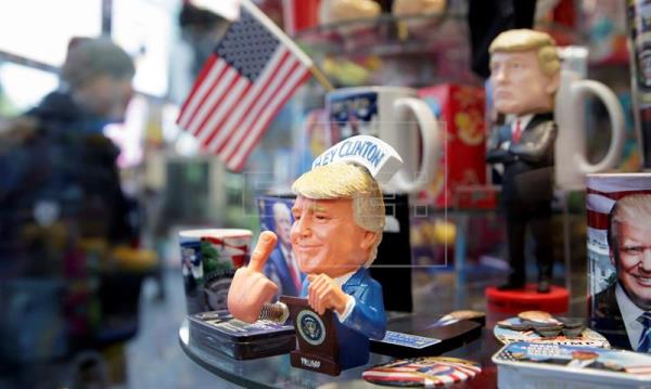 Trump ve a la OTAN obsoleta y tacha de catastrófica política asilo de Merkel