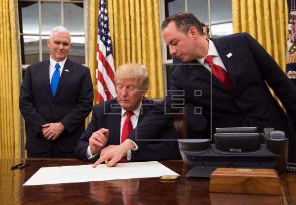 Trump firma una orden ejecutiva para “aliviar las cargas“ de la reforma sanitaria