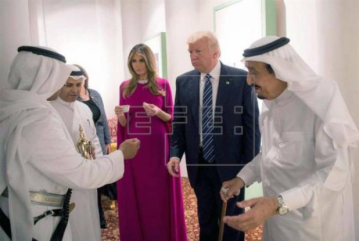 Trump le promete al rey de Baréin que "no habrá tensiones" con su Gobierno