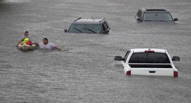 طرائف ومأساة وحزن بإعصار "هارفي" في تكساس