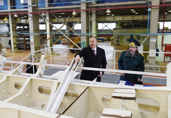 Ilham Aliyev besichtigt neu gebautes Küstenwachschiff “Tufan