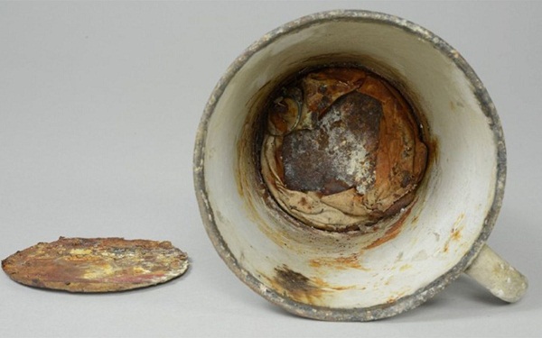 Une découverts sensationnelle dans une tasse d’Auschwitz