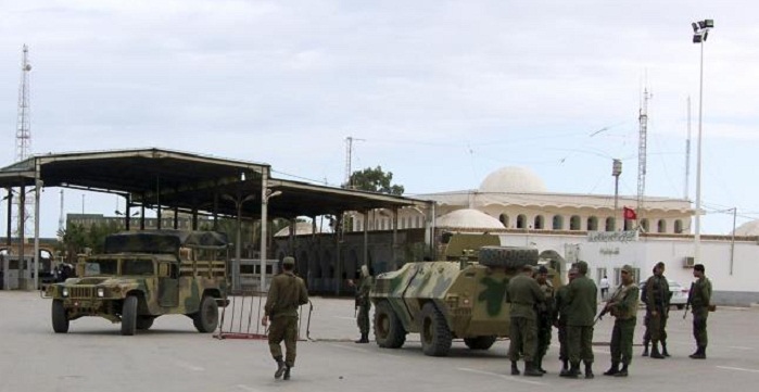 Militants, Tunisian forces clash in border town, 16 killed