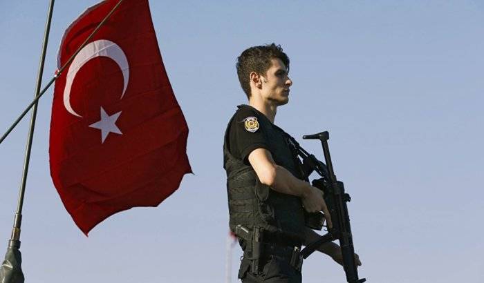 Un policía turco muere tras ser apuñalado por un yihadista detenido 