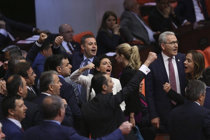 Turquía abre la vía para procesar a 138 diputados, la mayoría de la oposición