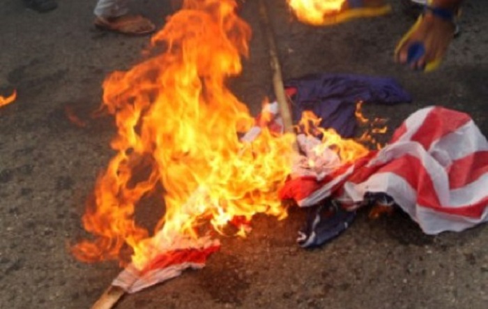 Yunanlar ruslara görə ayağa qalxdı:  ABŞ və Türkiyə bayrağı yandırıldı