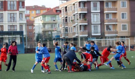 Qadın futbolçular arasında dava: 9 nəfər yaralı