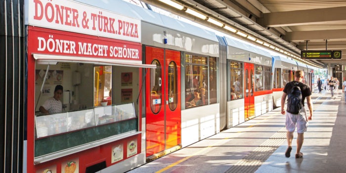 Auf vielfachen Fahrgast-Wunsch: U6 bekommt Kebabstand-Waggon