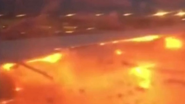 Singapour: un avion prend feu après un atterrissage d`urgence - VIDEO