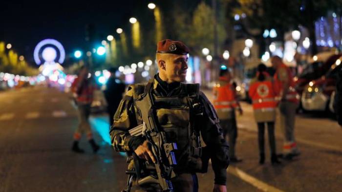 Attentat des Champs-Élysées: un homme présenté à la justice