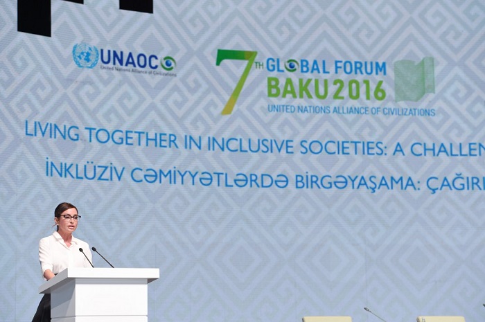 First Lady von Aserbaidschan hält eine Rede bei der zweiten Plenarsitzung des 7. Globalen Forums der UNAOC