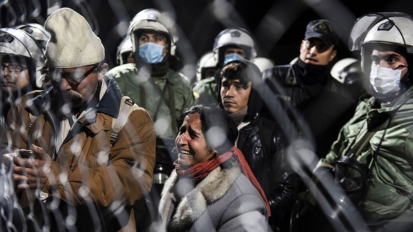 Grèce: la police évacue des migrants à la frontière macédonienne