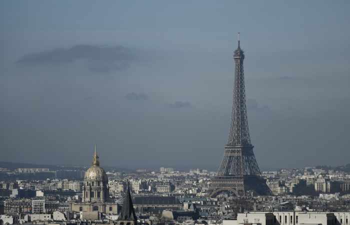 Stockholm: la Tour Eiffel s’éteint, les hommages se multiplient - VIDEO