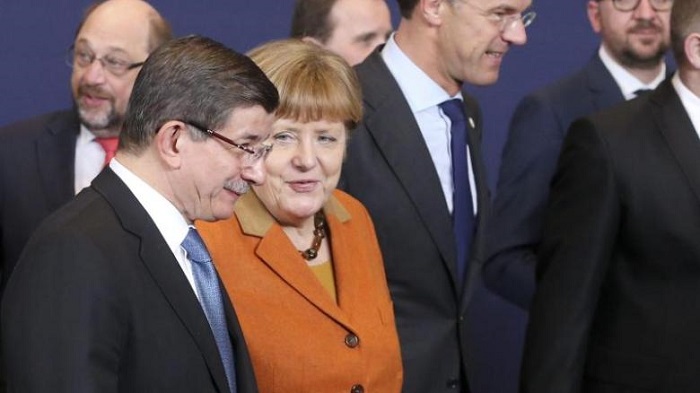 Merkel spricht mit Davutoglu über Böhmermann