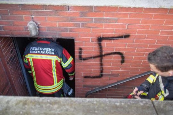 Syrer gesteht Brandlegung mit Hakenkreuz-Schmiererei