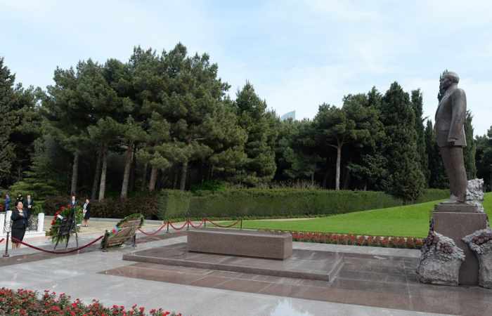 Uzbek Deputy PM pays respect to national leader Heydar Aliyev and Azerbaijani martyrs
