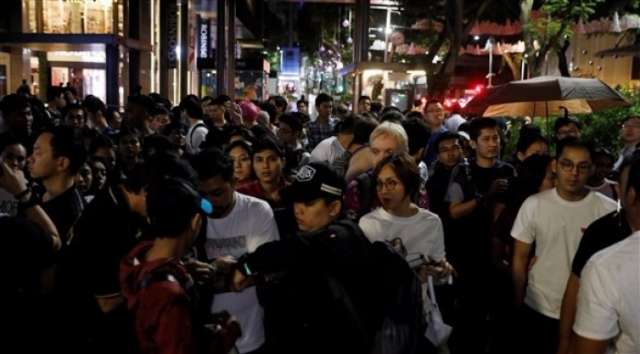 المئات يصطفون أمام متجر أبل في سيدني مع طرح آي فون 10