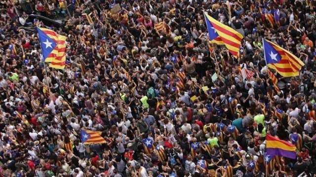 أزمة "كتالونيا" تلقي بظلالها على احتفالات إسبانيا بيومها الوطني