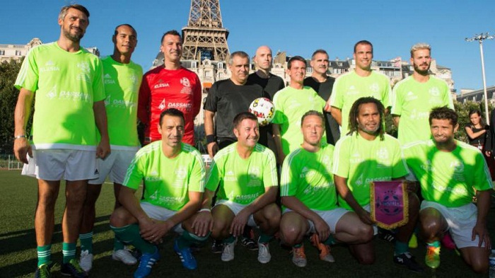 Valls joue un match de foot pour la bonne cause