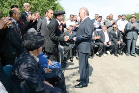 Vasif Talıbov veteranlara maşın bağışladı