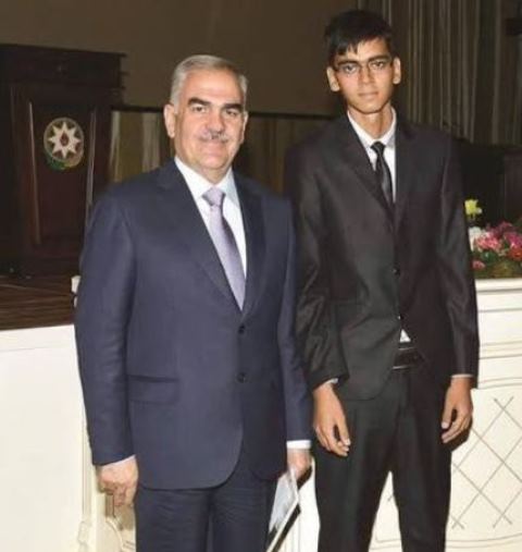 Vasif Talıbov 700 bal toplayan tələbəyə pul verdi - FOTO