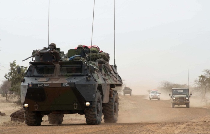 Mali: Un véhicule des forces françaises saute sur une mine