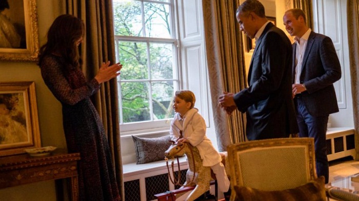 Le prince George accueille les Obama en pyjama