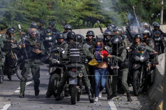 La crisis venezolana sigue con graves disturbios y dos campañas electorales