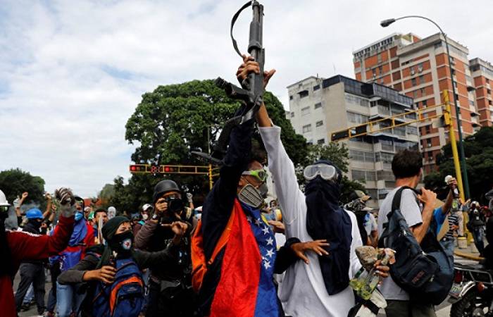 35 muertos y 717 heridos en un mes de protestas en Venezuela 