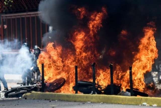 Venezuela troops attack protesters with rubber bullets, tear gas