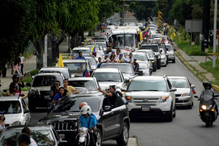Venezuela: défilé de véhicules contre le président Maduro