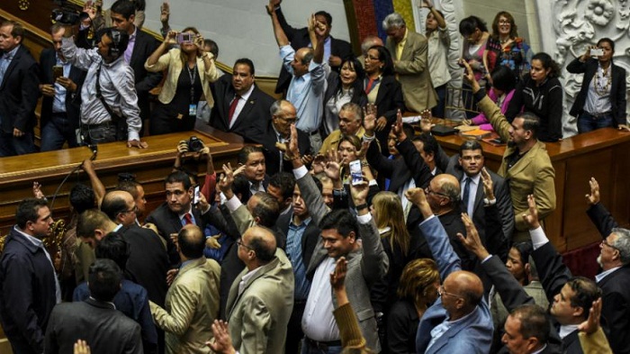 Le Parlement vénézuélien vote pour un procès en destitution contre Maduro