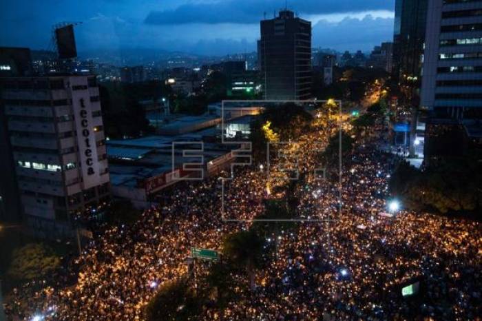 La oposición cambia su modo de protesta y el Parlamento rechaza el decreto de Maduro