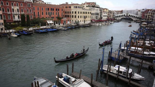 Un réfugié se noie devant tout le monde à Venise - VIDEO