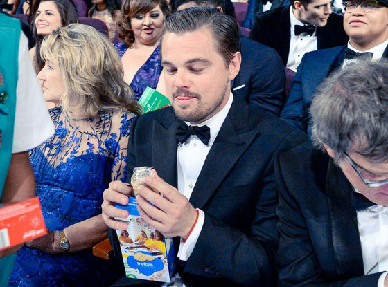 Leonardo DiCaprio dévore des cookies aux Oscars, le web se régale 