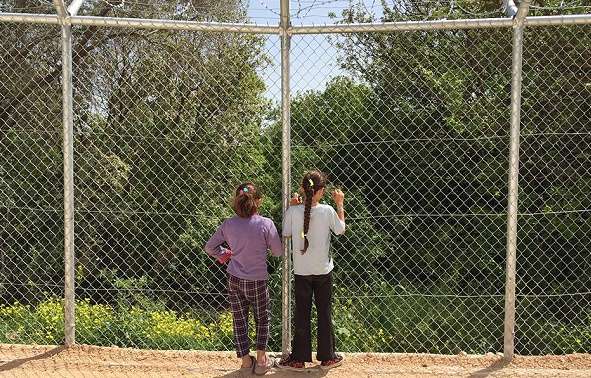 HRW demande à la Grèce d`arrêter les détentions d`enfants migrants