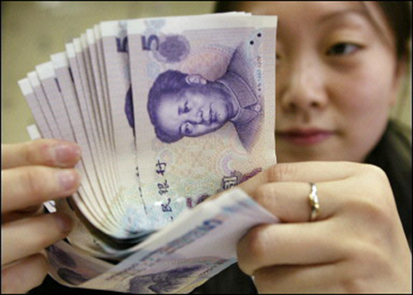 China Currency Falls for 2nd Day After Surprise Devaluation