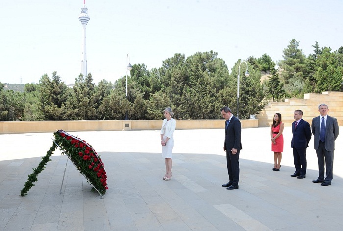 La ministre italienne de l`Éducation visite les allées d’honneur et des patriotes