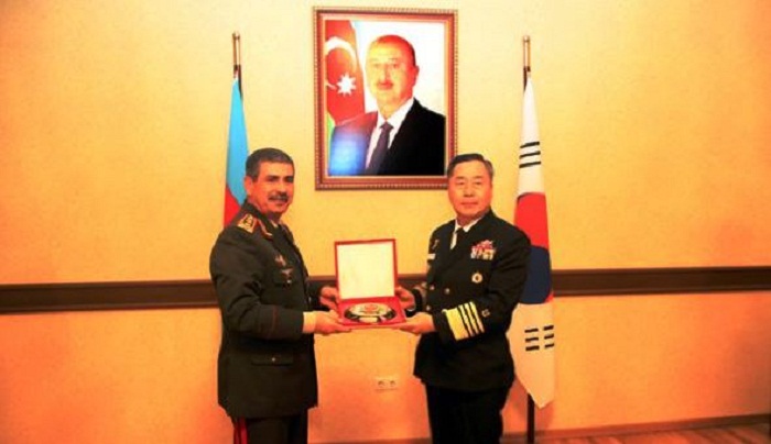 Zakir Hasanov traff sich mit der Marine-Delegation von Korea