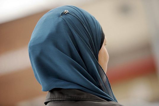 Allemagne: après un premier refus, une musulmane accepte de retirer son voile devant le tribunal