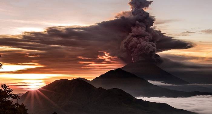 Volcán Shiveluch lanza columna de cenizas a una altura de 11 kilómetros