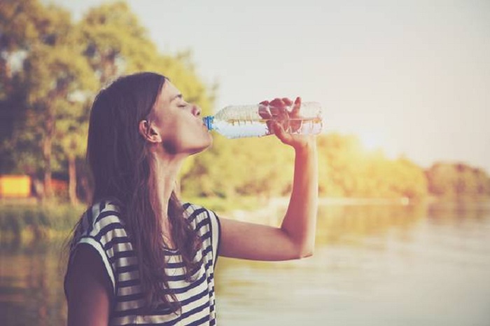 Vorsicht: Darum solltet ihr Plastikflaschen niemals nachfüllen!