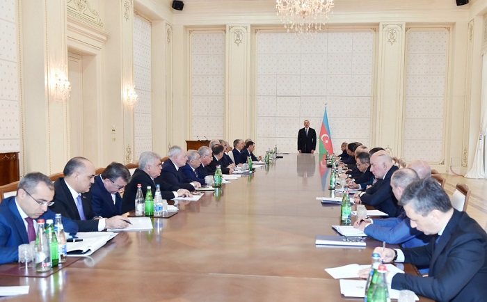 Sitzung des Ministerkabinetts unter dem Vorsitz des Präsidenten von Aserbaidschan Ilham Aliyev