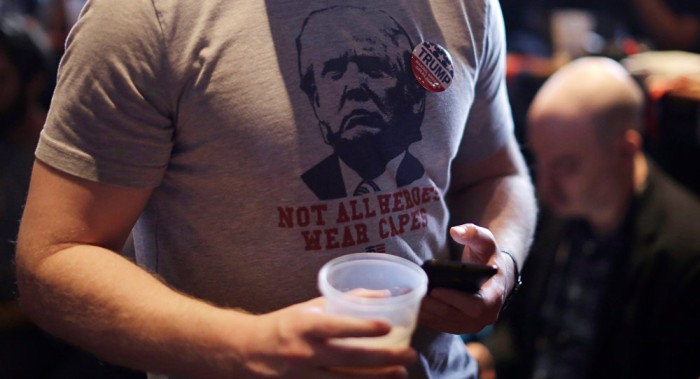 Votantes de EEUU se vuelcan hacia Trump en estados decisivos 